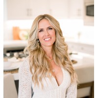 Stunningly Staged Homes logo - Similar company to Moving Mountains Design