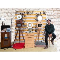 Flicksbox: Unique Photo Booth Experiences logo - Similar company to Pixelholiday