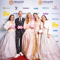 Meisjes van het Compliment logo - Similar company to Compliment Makers