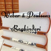 Weber & Poulsens Bogbinderi logo - Similar company to Nomaco Danmark