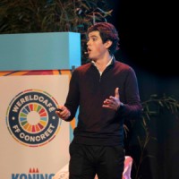 Rodrigo van Asseldonk Presenteert logo - Similar company to Pine Analytics