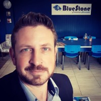 BlueStone Inglês Fluente - Teacher Everton/Dr. English - Franquia Panambi logo - Similar company to Braves Academy