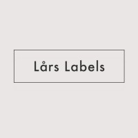 Lårs Labels logo - Similar company to Tumar Art Group
