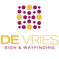 De Vries Sign & Wayfinding logo - Similar company to Sanderse Systems Bv