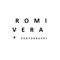 Vé Foto - Romi Vera Fotografía logo - Similar company to Aura Foto Studio