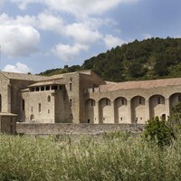 Abbaye médiévale de Lagrasse, centre culturel Les arts de lire logo - Similar company to Abbaye De Fontfroide