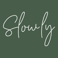 Dress me Slowly logo - Similar company to Stagios