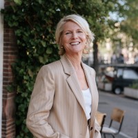 Loes van Beest logo - Similar company to I Am: Connected
