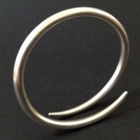 Atelier Bijoux Justement logo - Similar company to Les Créations Du Perche - Atelier Artisanal, Bijoux, Gravure Et Personnalisation