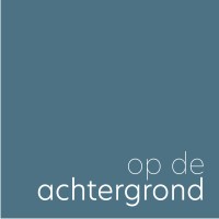 Op de achtergrond