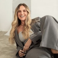 Veerle van Doorn logo - Similar company to Lateral Solutions