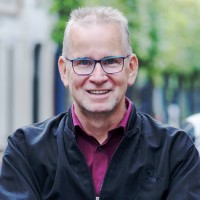 Rob de Joode - Fotograaf bij Afscheid logo - Similar company to Simon Van Rhee Fotograaf / Videograaf