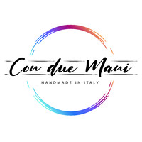 Con due Mani - Candele e oggetti in cera. logo - Similar company to Fizgo.Ai