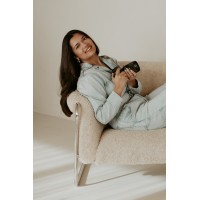 Rafaëla Kartowirjo | Fotograaf logo - Similar company to Simon Van Rhee Fotograaf / Videograaf