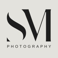 Sara Merriman Photography logo - Similar company to Underdog Recruitment Limited